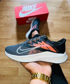 Baskets Sport Pour Hommes Mode Sneakers –  Nike Quest – Gris/Orange/Blanc