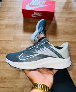 Baskets Sport Pour Hommes Mode Sneakers –  Nike Quest –Gris Foncé/Blanc